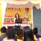 Cen Sui Lan Anggota DPR RI Fraksi Golkar Dapil Kepri memberikan sambutan sekaligus menyerahkan bus Kampus kepada STT REAL Batam, Senin (4/12/2023). Turut dihadiri Dr Fransiskus Irwan Widjaja MAIE MMIs selaku Ketua STT REAL Batam. Foto: nurul atia/suaraserumpun.com
