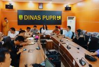 Cen Sui Lan Anggota Komisi V DPR RI Fraksi Golkar Dapil Kepri dan Rudi Chua Anggota DPRD Provinsi Kepri, mengadakan rapat koordinasi penanggulangan banjir di Kota Tanjungpinang bersama BWS Sumatera IV (Kepri) DitJen SDA Kementerian PUPR, serta Dinas PUPR Kota Tanjungpinang, Jumat (1/12/2023), di Kantor Dinas PUPR Kota Tanjungpinang. Foto: Istimewa 