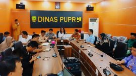 Cen Sui Lan Anggota Komisi V DPR RI Fraksi Golkar Dapil Kepri dan Rudi Chua Anggota DPRD Provinsi Kepri, mengadakan rapat koordinasi penanggulangan banjir di Kota Tanjungpinang bersama BWS Sumatera IV (Kepri) DitJen SDA Kementerian PUPR, serta Dinas PUPR Kota Tanjungpinang, Jumat (1/12/2023), di Kantor Dinas PUPR Kota Tanjungpinang. Foto: Istimewa 