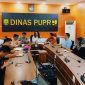 Cen Sui Lan Anggota Komisi V DPR RI Fraksi Golkar Dapil Kepri dan Rudi Chua Anggota DPRD Provinsi Kepri, mengadakan rapat koordinasi penanggulangan banjir di Kota Tanjungpinang bersama BWS Sumatera IV (Kepri) DitJen SDA Kementerian PUPR, serta Dinas PUPR Kota Tanjungpinang, Jumat (1/12/2023), di Kantor Dinas PUPR Kota Tanjungpinang. Foto: Istimewa 