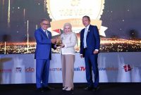 Prestasi gemilang diraih oleh 3 Direksi bank bjb, yaitu Direktur Utama bank bjb, Yuddy Renaldi, yang dinobatkan sebagai Bankers Of The Year 2023, Direktur Information Technology, Treasury & International Banking bank bjb, Rio Lanasier dan Direktur Komersial & UMKM bank bjb, Nancy Adistyasari yang keduanya dianugerahi penghargaan The Next 200 Leaders 2023, dalam Forum Infobank Top 100 CEO dan The Next Leader Forum bertajuk The Inspiration From Succesful Leaders in Crisis di Jakarta, Selasa (5/12). Penghargaan diterima oleh Direktur Komersial dan UMKM bank bjb Nancy Adistyasari. Foto: bank bjb untuk INIKEPRI.COM
