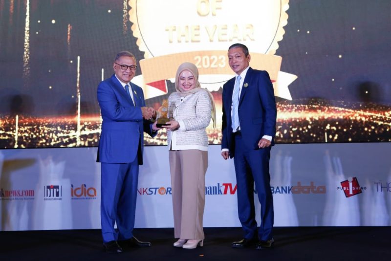 Prestasi gemilang diraih oleh 3 Direksi bank bjb, yaitu Direktur Utama bank bjb, Yuddy Renaldi, yang dinobatkan sebagai Bankers Of The Year 2023, Direktur Information Technology, Treasury & International Banking bank bjb, Rio Lanasier dan Direktur Komersial & UMKM bank bjb, Nancy Adistyasari yang keduanya dianugerahi penghargaan The Next 200 Leaders 2023, dalam Forum Infobank Top 100 CEO dan The Next Leader Forum bertajuk The Inspiration From Succesful Leaders in Crisis di Jakarta, Selasa (5/12). Penghargaan diterima oleh Direktur Komersial dan UMKM bank bjb Nancy Adistyasari. Foto: bank bjb untuk INIKEPRI.COM