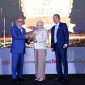 Prestasi gemilang diraih oleh 3 Direksi bank bjb, yaitu Direktur Utama bank bjb, Yuddy Renaldi, yang dinobatkan sebagai Bankers Of The Year 2023, Direktur Information Technology, Treasury & International Banking bank bjb, Rio Lanasier dan Direktur Komersial & UMKM bank bjb, Nancy Adistyasari yang keduanya dianugerahi penghargaan The Next 200 Leaders 2023, dalam Forum Infobank Top 100 CEO dan The Next Leader Forum bertajuk The Inspiration From Succesful Leaders in Crisis di Jakarta, Selasa (5/12). Penghargaan diterima oleh Direktur Komersial dan UMKM bank bjb Nancy Adistyasari. Foto: bank bjb untuk INIKEPRI.COM