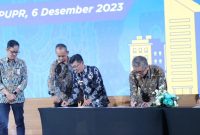 Penjabat  (Pj.) Wali Kota Tanjungpinang Hasan, S.Sos bersama Dirjen Perumahan Kementerian Pekerjaan Umum dan Perumahan Rakyat (PUPR) tandatangani Nota Kesepakatan dan Perjanjian Kerjasama tentang penyelenggaraan bantuan pembangunan rumah susun di Kota Tanjungpinang. Kegiatan dilaksanakan di Auditorium Utama Kementerian PUPR, Jakarta, Rabu (6/12/2023). Foto: Diskominfo Tanjungpinang 