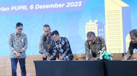Penjabat  (Pj.) Wali Kota Tanjungpinang Hasan, S.Sos bersama Dirjen Perumahan Kementerian Pekerjaan Umum dan Perumahan Rakyat (PUPR) tandatangani Nota Kesepakatan dan Perjanjian Kerjasama tentang penyelenggaraan bantuan pembangunan rumah susun di Kota Tanjungpinang. Kegiatan dilaksanakan di Auditorium Utama Kementerian PUPR, Jakarta, Rabu (6/12/2023). Foto: Diskominfo Tanjungpinang 