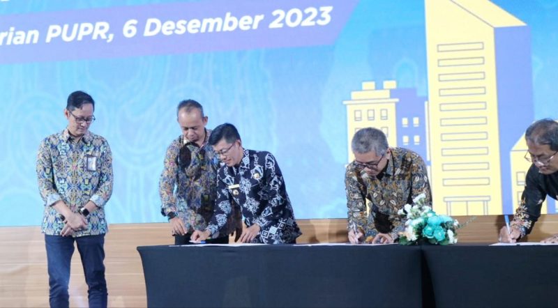 Penjabat  (Pj.) Wali Kota Tanjungpinang Hasan, S.Sos bersama Dirjen Perumahan Kementerian Pekerjaan Umum dan Perumahan Rakyat (PUPR) tandatangani Nota Kesepakatan dan Perjanjian Kerjasama tentang penyelenggaraan bantuan pembangunan rumah susun di Kota Tanjungpinang. Kegiatan dilaksanakan di Auditorium Utama Kementerian PUPR, Jakarta, Rabu (6/12/2023). Foto: Diskominfo Tanjungpinang 