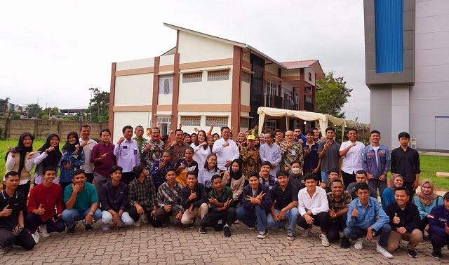 Anggota Komisi V DPR RI Fraksi Golkar Dapil Kepri Cen Sui Lan meresmikan rumah susun mahasiswa (rusunawa) Politeknik Negeri Batam, Senin (4/12/2023). Foto: Istimewa 