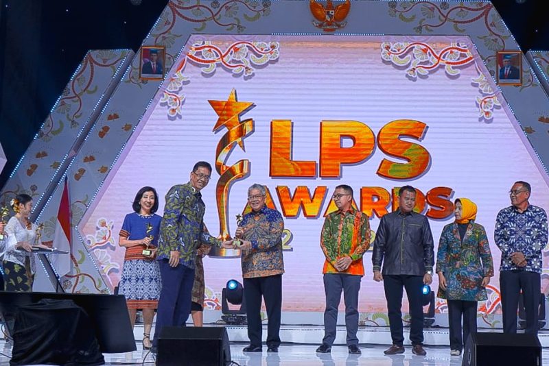 Menjelang penutupan tahun 2023, bank bjb kembali meraih prestasi gemilang yang membanggakan. Kali ini, bank bjb dinobatkan sebagai salah satu pemenang LPS Award 2023 oleh Lembaga Penjamin Simpanan (LPS) dalam 2 kategori yaitu Kategori Bank Teraktif dan Terinovatif Dalam Sosialisasi Program Penjaminan Simpanan Kelompok Bank Umum Kelompok KBMI 2 dan Kategori Bank Teraktif Dalam Kegiatan Literasi Keuangan Kelompok KBMI 2. Foto: bank bjb untuk INIKEPRI.COM
