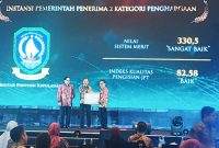 Sekretaris Daerah Provinsi Kepri Adi Prihantara saat menerima penghargaan ajang Anugerah Meritokrasi 2023 di Kraton Grand Ballroom Yogyakarta Marriot Hotel. Foto: Diskominfo Kepri 