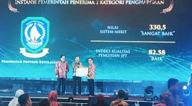 Sekretaris Daerah Provinsi Kepri Adi Prihantara saat menerima penghargaan ajang Anugerah Meritokrasi 2023 di Kraton Grand Ballroom Yogyakarta Marriot Hotel. Foto: Diskominfo Kepri 