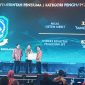 Sekretaris Daerah Provinsi Kepri Adi Prihantara saat menerima penghargaan ajang Anugerah Meritokrasi 2023 di Kraton Grand Ballroom Yogyakarta Marriot Hotel. Foto: Diskominfo Kepri 
