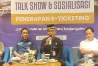 Penjabat Wali Kota Tanjungpinang Hasan, S.Sos diwakili Asisten III Sekretariat Daerah Kota (Setdako) Augus Raja Unggul menghadiri kegiatan talk show dan sosialisasi penerapan e-tiketing di Pelabuhan Sri Bintan Pura (SBP) Tanjungpinang yang digelar PT Mitra Kasih Perkasa di Hotel Nite and Day, Jum'at (8/12/2023). Foto: Diskominfo Tanjungpinang
