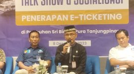Penjabat Wali Kota Tanjungpinang Hasan, S.Sos diwakili Asisten III Sekretariat Daerah Kota (Setdako) Augus Raja Unggul menghadiri kegiatan talk show dan sosialisasi penerapan e-tiketing di Pelabuhan Sri Bintan Pura (SBP) Tanjungpinang yang digelar PT Mitra Kasih Perkasa di Hotel Nite and Day, Jum'at (8/12/2023). Foto: Diskominfo Tanjungpinang 
