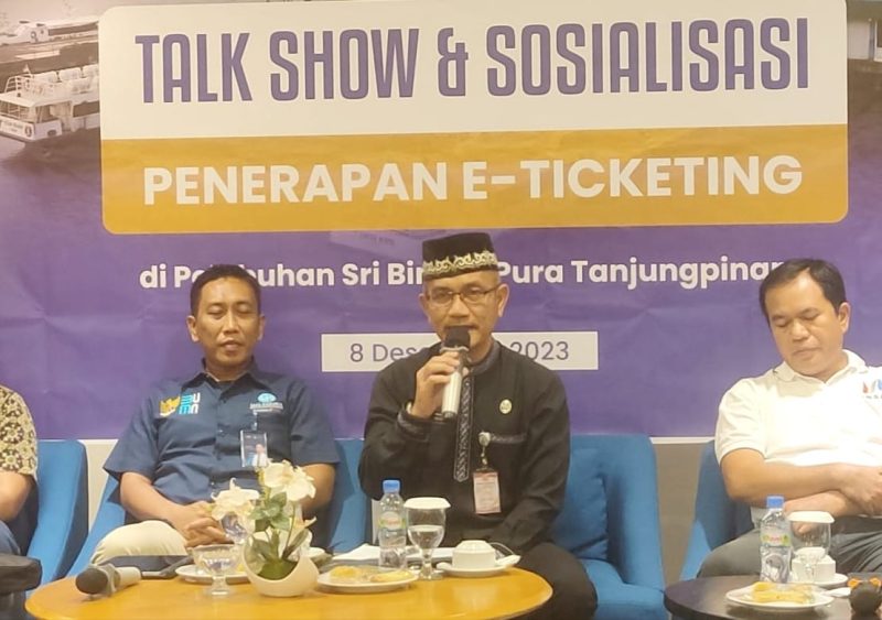 Penjabat Wali Kota Tanjungpinang Hasan, S.Sos diwakili Asisten III Sekretariat Daerah Kota (Setdako) Augus Raja Unggul menghadiri kegiatan talk show dan sosialisasi penerapan e-tiketing di Pelabuhan Sri Bintan Pura (SBP) Tanjungpinang yang digelar PT Mitra Kasih Perkasa di Hotel Nite and Day, Jum'at (8/12/2023). Foto: Diskominfo Tanjungpinang
