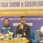Penjabat Wali Kota Tanjungpinang Hasan, S.Sos diwakili Asisten III Sekretariat Daerah Kota (Setdako) Augus Raja Unggul menghadiri kegiatan talk show dan sosialisasi penerapan e-tiketing di Pelabuhan Sri Bintan Pura (SBP) Tanjungpinang yang digelar PT Mitra Kasih Perkasa di Hotel Nite and Day, Jum'at (8/12/2023). Foto: Diskominfo Tanjungpinang 
