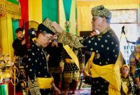 Lembaga Adat Melayu (LAM) Kepri Kota Tanjungpinang memberikan pentabalan gelar adat Penjabat (Pj.) Wali Kota Tanjungpinang, Hasan,S.Sos sebagai Dato’ Setia Amanah, Jum'at (8/12/2023), di Balairung LAM Kepri Kota Tanjungpinang. Foto: Diskominfo Tanjungpinang
