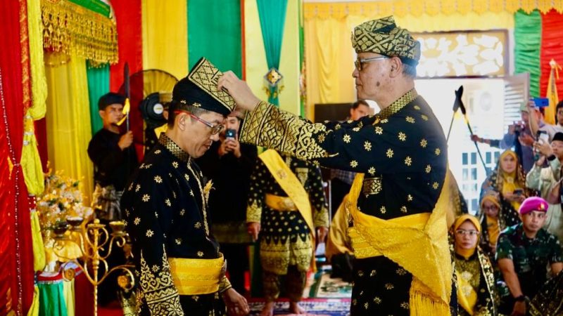 Lembaga Adat Melayu (LAM) Kepri Kota Tanjungpinang memberikan pentabalan gelar adat Penjabat (Pj.) Wali Kota Tanjungpinang, Hasan,S.Sos sebagai Dato’ Setia Amanah, Jum'at (8/12/2023), di Balairung LAM Kepri Kota Tanjungpinang. Foto: Diskominfo Tanjungpinang