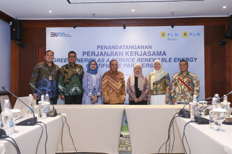Guna memaksimalkan Transisi Energi dan Transformasi PLN dalam mewujudkan peningkatan penggunan Energi Baru Terbarukan (EBT), PT PLN (Persero) melakukan Penandatanganan Perjanjian Kerjasama (PKS) _Green Energy as a Service: Renewable Energy Certificate Partnership_ dengan anak perusahaannya, PT PLN Batam di Ruang Rapat Muara Karang, Kantor Pusat PLN (Persero), Jakarta pada Jumat (8/12). Foto: PLN Batam untuk INIKEPRI.COM