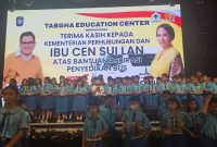 Anggota DPR RI dari Partai Golkar dapil Kepulauan Riau Cen Sui Lan menyerahkan bantuan berupa bus ke sekolah Tabgha Education Centre Batam Foto: Tangkapan Layar Instagram @cen.sui.lan