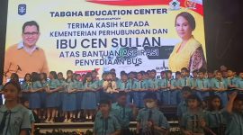 Anggota DPR RI dari Partai Golkar dapil Kepulauan Riau Cen Sui Lan menyerahkan bantuan berupa bus ke sekolah Tabgha Education Centre Batam Foto: Tangkapan Layar Instagram @cen.sui.lan