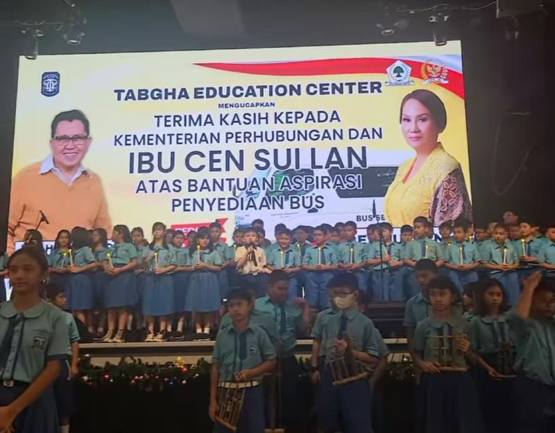 Anggota DPR RI dari Partai Golkar dapil Kepulauan Riau Cen Sui Lan menyerahkan bantuan berupa bus ke sekolah Tabgha Education Centre Batam Foto: Tangkapan Layar Instagram @cen.sui.lan