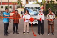 Cen Sui Lan Anggota Komisi V DPR RI Fraksi Golkar Dapil Kepri didampingi Dini Kusumawati Kepala BPTD Kepri Ditjen Hubdat dan Pdt Dr Hanny Andries menggunting pita sebagai tanda penyerahan sekaligus penggunaan bus untuk Tabgha Education Centre, Batam, Kamis (7/12/2023). Foto: Istimewa 