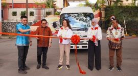 Cen Sui Lan Anggota Komisi V DPR RI Fraksi Golkar Dapil Kepri didampingi Dini Kusumawati Kepala BPTD Kepri Ditjen Hubdat dan Pdt Dr Hanny Andries menggunting pita sebagai tanda penyerahan sekaligus penggunaan bus untuk Tabgha Education Centre, Batam, Kamis (7/12/2023). Foto: Istimewa 