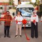 Cen Sui Lan Anggota Komisi V DPR RI Fraksi Golkar Dapil Kepri didampingi Dini Kusumawati Kepala BPTD Kepri Ditjen Hubdat dan Pdt Dr Hanny Andries menggunting pita sebagai tanda penyerahan sekaligus penggunaan bus untuk Tabgha Education Centre, Batam, Kamis (7/12/2023). Foto: Istimewa 
