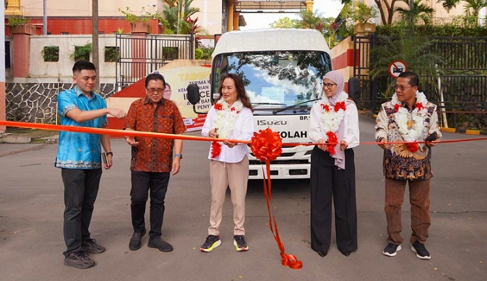 Cen Sui Lan Anggota Komisi V DPR RI Fraksi Golkar Dapil Kepri didampingi Dini Kusumawati Kepala BPTD Kepri Ditjen Hubdat dan Pdt Dr Hanny Andries menggunting pita sebagai tanda penyerahan sekaligus penggunaan bus untuk Tabgha Education Centre, Batam, Kamis (7/12/2023). Foto: Istimewa 