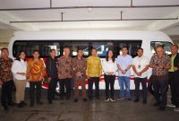 Cen Sui Lan bersama Sakuan, Muhamad Fauzan, Haripinto Tanuwijaya, Rudy Chua berfoto bersama di bus sekolah untuk Sekolah Maitreyawira Tanjungpinang, di bawah binaan Yayasan Bumi Maitri Tanjungpinang. Foto: dok.suaraserumpun.com