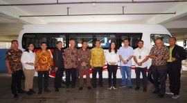 Cen Sui Lan bersama Sakuan, Muhamad Fauzan, Haripinto Tanuwijaya, Rudy Chua berfoto bersama di bus sekolah untuk Sekolah Maitreyawira Tanjungpinang, di bawah binaan Yayasan Bumi Maitri Tanjungpinang. Foto: dok.suaraserumpun.com