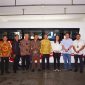 Cen Sui Lan bersama Sakuan, Muhamad Fauzan, Haripinto Tanuwijaya, Rudy Chua berfoto bersama di bus sekolah untuk Sekolah Maitreyawira Tanjungpinang, di bawah binaan Yayasan Bumi Maitri Tanjungpinang. Foto: dok.suaraserumpun.com