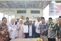 Anggota Komisi V DPR RI Fraksi Golkar Dapil Kepulauan Riau Cen Sui Lan hadir di Pondok Pesantren (Ponpes) Sirrul Ilahiyah, Sagulung, Kota Batam, Minggu (10/12/2023) guna meresmikan pembangunan sarana sanitasi senilai Rp200 juta Pembangunan sarana dan prasarana sanitasi berupa MCK. Pembangunan ini merupakan bantuan hibah dari dana aspirasi Cen Sui Lan. Foto: Dok. CSL 