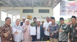 Anggota Komisi V DPR RI Fraksi Golkar Dapil Kepulauan Riau Cen Sui Lan hadir di Pondok Pesantren (Ponpes) Sirrul Ilahiyah, Sagulung, Kota Batam, Minggu (10/12/2023) guna meresmikan pembangunan sarana sanitasi senilai Rp200 juta Pembangunan sarana dan prasarana sanitasi berupa MCK. Pembangunan ini merupakan bantuan hibah dari dana aspirasi Cen Sui Lan. Foto: Dok. CSL 