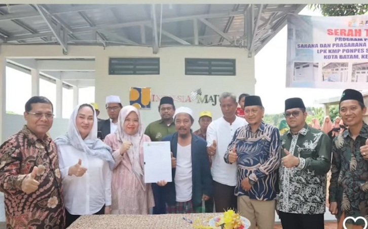 Anggota Komisi V DPR RI Fraksi Golkar Dapil Kepulauan Riau Cen Sui Lan hadir di Pondok Pesantren (Ponpes) Sirrul Ilahiyah, Sagulung, Kota Batam, Minggu (10/12/2023) guna meresmikan pembangunan sarana sanitasi senilai Rp200 juta Pembangunan sarana dan prasarana sanitasi berupa MCK. Pembangunan ini merupakan bantuan hibah dari dana aspirasi Cen Sui Lan. Foto: Dok. CSL 