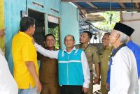 Gubernur Kepulauan Riau Ansar Ahmad meresmikan Bantuan Pasang Baru Listrik (BPBL) gratis yang bersumber dari dana Corporate Social Resposibility (CSR) Badan Usaha Sektor Ketenagalistrikan di Tanjung Piayu Laut, Batam, Senin (11/12/2023). Foto: Diskominfo Kepri 