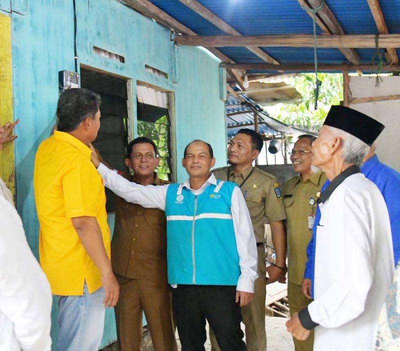 Gubernur Kepulauan Riau Ansar Ahmad meresmikan Bantuan Pasang Baru Listrik (BPBL) gratis yang bersumber dari dana Corporate Social Resposibility (CSR) Badan Usaha Sektor Ketenagalistrikan di Tanjung Piayu Laut, Batam, Senin (11/12/2023). Foto: Diskominfo Kepri 