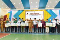 Gubernur Kepulauan Riau H. Ansar Ahmad kembali menyerahkan bantuan insentif bagi Guru Pendidikan Keagamaan Non Formal, Guru TK, Guru PAUD, Guru RA, Penyuluh Agama Non ASN, dan juga Pemuka Agama Tetap Pada Rumah Ibadah, Tahun 2023 di Kota Batam Senin, (11/12/2023). Foto: Diskominfo Kepri 