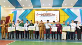 Gubernur Kepulauan Riau H. Ansar Ahmad kembali menyerahkan bantuan insentif bagi Guru Pendidikan Keagamaan Non Formal, Guru TK, Guru PAUD, Guru RA, Penyuluh Agama Non ASN, dan juga Pemuka Agama Tetap Pada Rumah Ibadah, Tahun 2023 di Kota Batam Senin, (11/12/2023). Foto: Diskominfo Kepri 