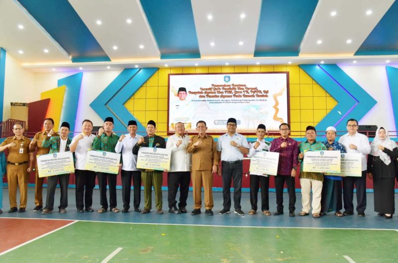 Gubernur Kepulauan Riau H. Ansar Ahmad kembali menyerahkan bantuan insentif bagi Guru Pendidikan Keagamaan Non Formal, Guru TK, Guru PAUD, Guru RA, Penyuluh Agama Non ASN, dan juga Pemuka Agama Tetap Pada Rumah Ibadah, Tahun 2023 di Kota Batam Senin, (11/12/2023). Foto: Diskominfo Kepri 