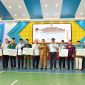 Gubernur Kepulauan Riau H. Ansar Ahmad kembali menyerahkan bantuan insentif bagi Guru Pendidikan Keagamaan Non Formal, Guru TK, Guru PAUD, Guru RA, Penyuluh Agama Non ASN, dan juga Pemuka Agama Tetap Pada Rumah Ibadah, Tahun 2023 di Kota Batam Senin, (11/12/2023). Foto: Diskominfo Kepri 