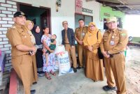 Pada hari ini Senin (11/12/2023), Pj Wali Kota Hasan menyerahkan bantuan di dua lokasi yakni kepada warga Jalan Kuantan Gang Putri Ledang 8, Kelurahan Melayu Kota Piring dan warga Kampung Sidomulyo, Kelurahan Batu IX. Foto: Diskominfo Tanjungpinang