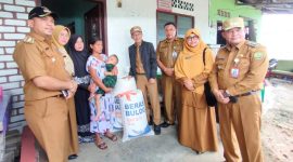 Pada hari ini Senin (11/12/2023), Pj Wali Kota Hasan menyerahkan bantuan di dua lokasi yakni kepada warga Jalan Kuantan Gang Putri Ledang 8, Kelurahan Melayu Kota Piring dan warga Kampung Sidomulyo, Kelurahan Batu IX. Foto: Diskominfo Tanjungpinang 