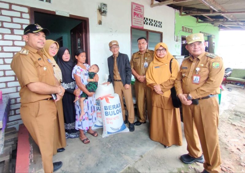 Pada hari ini Senin (11/12/2023), Pj Wali Kota Hasan menyerahkan bantuan di dua lokasi yakni kepada warga Jalan Kuantan Gang Putri Ledang 8, Kelurahan Melayu Kota Piring dan warga Kampung Sidomulyo, Kelurahan Batu IX. Foto: Diskominfo Tanjungpinang 
