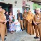 Pada hari ini Senin (11/12/2023), Pj Wali Kota Hasan menyerahkan bantuan di dua lokasi yakni kepada warga Jalan Kuantan Gang Putri Ledang 8, Kelurahan Melayu Kota Piring dan warga Kampung Sidomulyo, Kelurahan Batu IX. Foto: Diskominfo Tanjungpinang 
