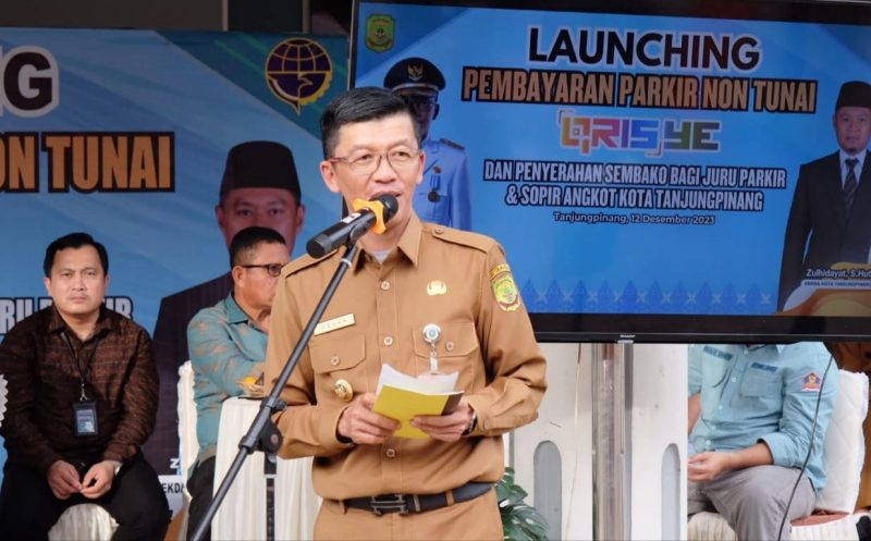Penjabat (Pj) Wali Kota Tanjungpinang, Hasan,S.Sos meluncurkan pembayaran parkir non tunai (QrisYe) di Halaman Kantor Dishub Kota Tanjungpinang, Terminal Sei Carang, Selasa (12/12/2023). Foto: Diskominfo Tanjungpinang 