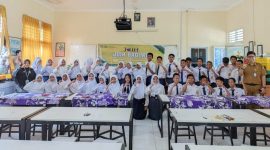 Program unggulan dari JDIH Kota Tanjungpinang bertajuk Pembelajaran Tatap Muka JDIH Berbagi Ilmu (Bagimu) kembali hadir di salah satu sekolah di Kota Tanjungpinang. Sekolah Menengah Pertama (SMP) Negeri 11 yang berlokasi di Gg. Flamboyan Kp. Bugis ini menjadi sekolah kedua yang dikunjungi oleh JDIH Kota Tanjungpinang dalam memberikan edukasi dan pembelajaran hukum kepada peserta didik. Kegiatan yang diikuti oleh sekitar 40 perwakilan siswa/i ini digelar di ruang Laboratorium IPA SMP Negeri 11 Tanjungpinang, Selasa (12/12/2023). Foto: Diskominfo Tanjungpinang 