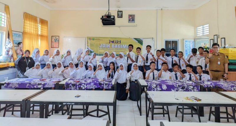 Program unggulan dari JDIH Kota Tanjungpinang bertajuk Pembelajaran Tatap Muka JDIH Berbagi Ilmu (Bagimu) kembali hadir di salah satu sekolah di Kota Tanjungpinang. Sekolah Menengah Pertama (SMP) Negeri 11 yang berlokasi di Gg. Flamboyan Kp. Bugis ini menjadi sekolah kedua yang dikunjungi oleh JDIH Kota Tanjungpinang dalam memberikan edukasi dan pembelajaran hukum kepada peserta didik. Kegiatan yang diikuti oleh sekitar 40 perwakilan siswa/i ini digelar di ruang Laboratorium IPA SMP Negeri 11 Tanjungpinang, Selasa (12/12/2023). Foto: Diskominfo Tanjungpinang 
