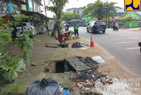 Pembersihan saluran drainase melalui kegiatan padat karya yang digagas dan dimulai oleh Penjabat Wali Kota Tanjungpinang Hasan, S.Sos sejak Senin (4/12) lalu, mulai memperlihatkan hasil. Sebanyak 600 anggota masyarakat dari keluarga pra sejahtera yang menjadi pekerja pada kegiatan padat karya, telah mengangkat sekitar 1.350 kubik sampah rumah tangga, plastik, botol bekas minuman, daun, kayu, dan jenis sampah lainnya. Sementara sedimen tanah dan lumpur yang berhasil dibersihkan melalui kegiatan tersebut, hingga Rabu (13/12) telah terangkat sekitar 60 lori. Foto: Diskominfo Tanjungpinang 