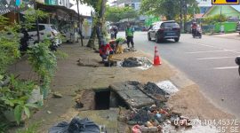 Pembersihan saluran drainase melalui kegiatan padat karya yang digagas dan dimulai oleh Penjabat Wali Kota Tanjungpinang Hasan, S.Sos sejak Senin (4/12) lalu, mulai memperlihatkan hasil. Sebanyak 600 anggota masyarakat dari keluarga pra sejahtera yang menjadi pekerja pada kegiatan padat karya, telah mengangkat sekitar 1.350 kubik sampah rumah tangga, plastik, botol bekas minuman, daun, kayu, dan jenis sampah lainnya. Sementara sedimen tanah dan lumpur yang berhasil dibersihkan melalui kegiatan tersebut, hingga Rabu (13/12) telah terangkat sekitar 60 lori. Foto: Diskominfo Tanjungpinang 